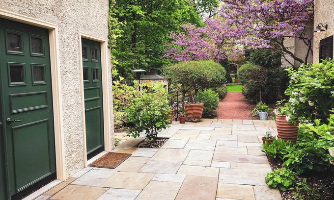 Glen Ellyn House | Rare Historic One Bedroom Carriage House in Downtown Glen Ellyn