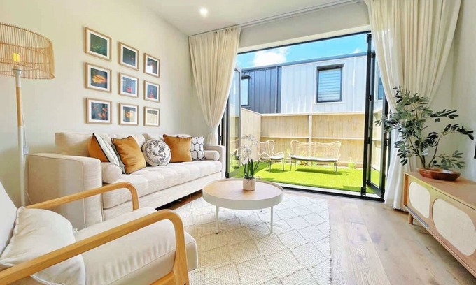 Grey Lynn Condo | Rare Retreat Stylish 2BR Townhouse vs AC & Parking