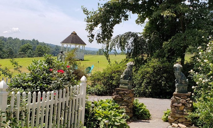 Hendersonville House | Rates reduced for remaining September nights! POOL STILL OPEN!