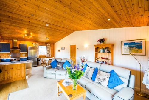 Crianlarich Ski Chalet | Raven Lodge with beautiful views of Loch Dochart