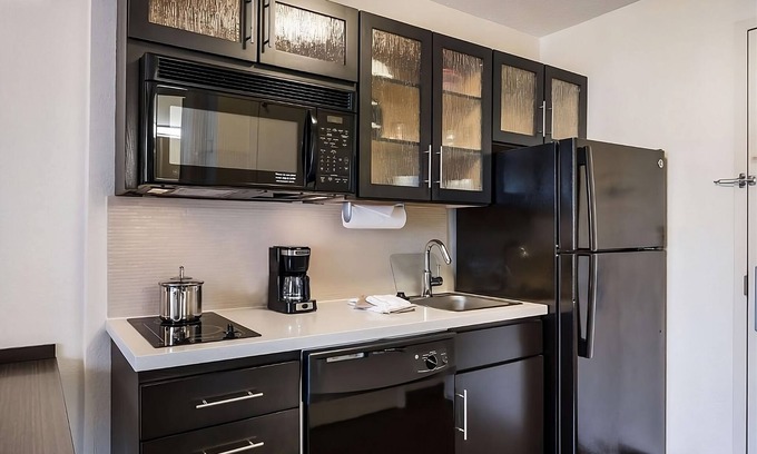 Waukegan Resort | Ray Bradbury Experience Museum Tour! Kitchen, Pets Allowed