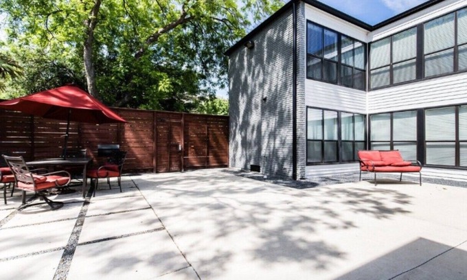 Oak Lawn Apartment | Reagan 208 : Modern City Escape