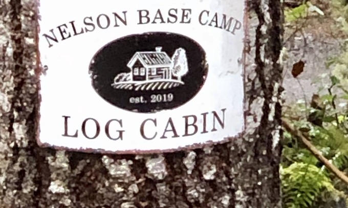 Paradise Estates Cabin | Real log cabin 1 bedroom & loft, full sz. appliances, wood stove, Clawfoot tub