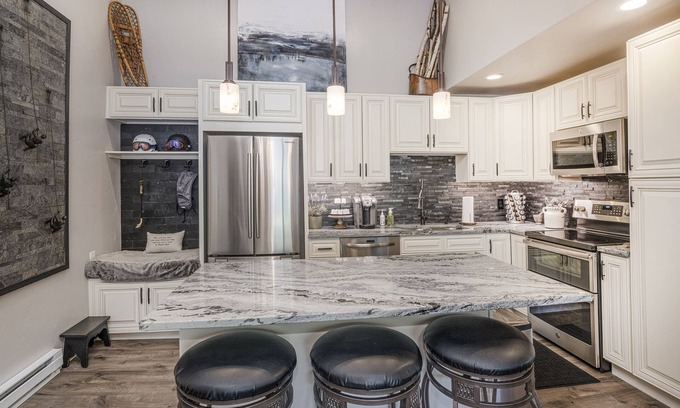 Avon Condo | Recently remodeled ski condo-Directly adjacent to the Beaver Creek Shuttle Bus!