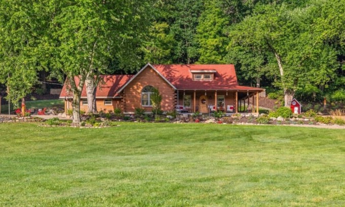 Mansfield Cabin | Red Cardinal Lodge Near Snow Trails