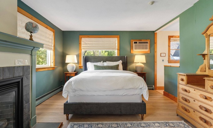 Mendon Apartment | Red Clover Inn Jacuzzi Queen Suite near Killington