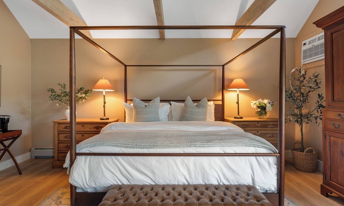 Mendon Apartment | Red Clover Inn Majestic King Suite near Killington