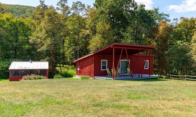 Fishkill House | Red Cottage - Lakeside Property!