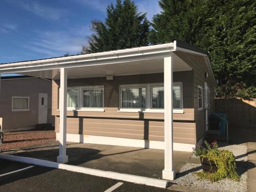 Stepps Resort | Red Deer Village Holiday Park - 2 Bedroom, Self-Catering Chalet