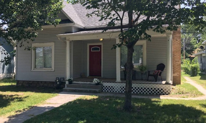 Joplin House | Red Door Retreat -3 bedroom house