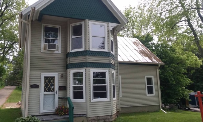 Ripon House | Red Hawk Landing, cozy house in the heart of Ripon College Campus.