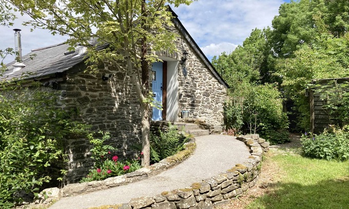 Lampeter Cottage | Red Kite Cottage - Romantic Retreat with Stunning Views & Two Private Meadows