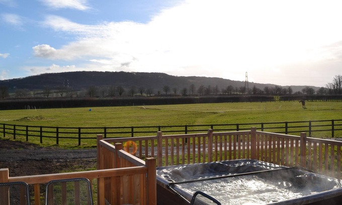Henton Apartment | Red Kite Luxury 3 Bedroom Lodge with Hot Tub