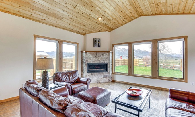 Red Lodge House | Red Lodge Home w/Outdoor Kitchen & Fire Table!