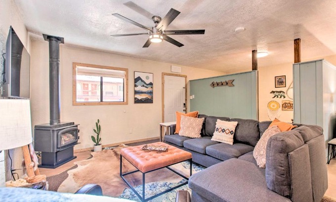 Red River House | Red River Retreat Walk to Lifts, Mtn Views!