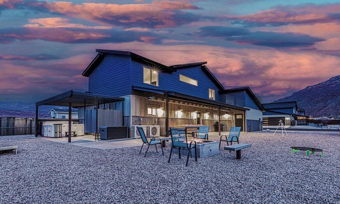 Moab South Valley House | Red Rock Refuge. Massage Chair, Hot Tub, & Parking
