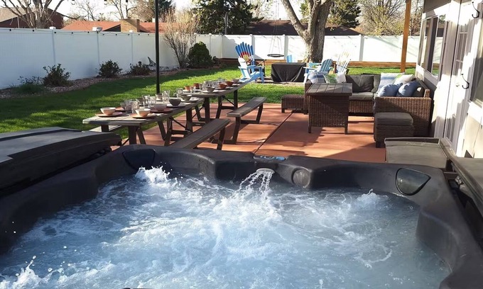 Barths House | Red Rocks + HOT TUB + Bocce Ball + PICKLEBALL+ Fire Pit + 8 Beds + ARCADE