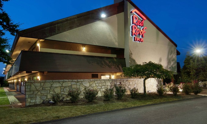 White Hall Hotel | Red Roof Inn Fairmont
