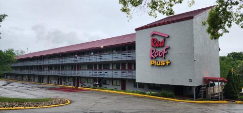 Monroeville Hotel | Red Roof Inn PLUS+ Pittsburgh East - Monroeville