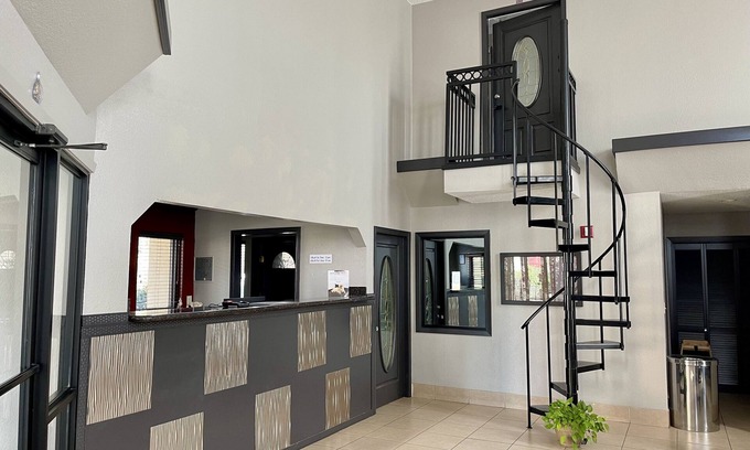 Richland Hotel | Red Roof Inn & Suites Jackson - Richland
