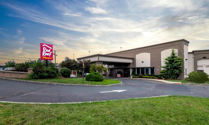 Carteret Hotel | Red Roof PLUS Newark Liberty Airport - Carteret