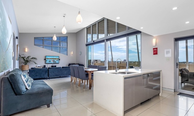 Redcliffe Apartment | Redcliffe Penthouse 4 Bedroom Holiday Apartment Sleeps 8