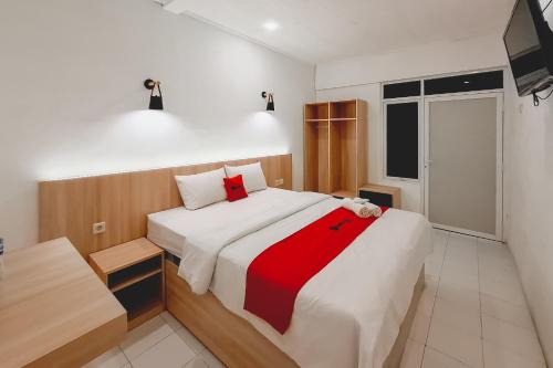 Pekalongan Hotel | RedDoorz at Grand Mirza Near Pasar Grosir Batik Setono Pekalongan