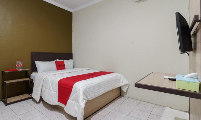 Karawang House | RedDoorz near Cikampek Mall Karawang