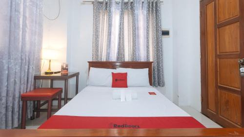 Antipolo Hotel | RedDoorz near LRT 2 Antipolo Station