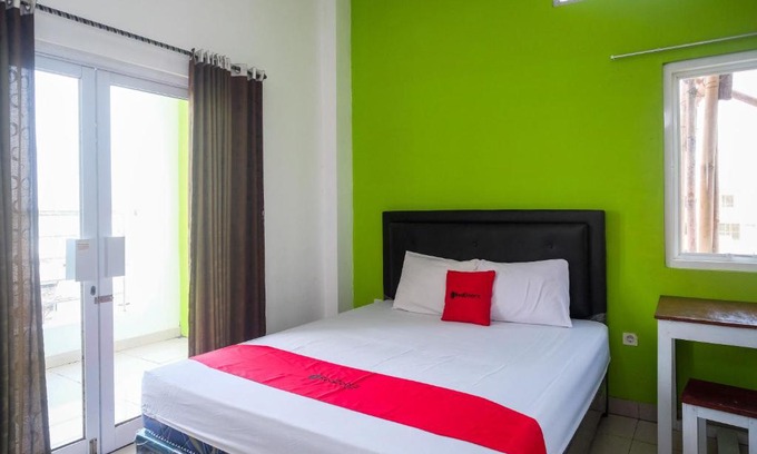 Grogol House | RedDoorz near Pakuwon Mall Solo Baru