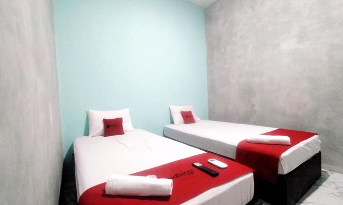 Java Hotel | RedDoorz Syariah near Exit Tol Bojong Pekalongan
