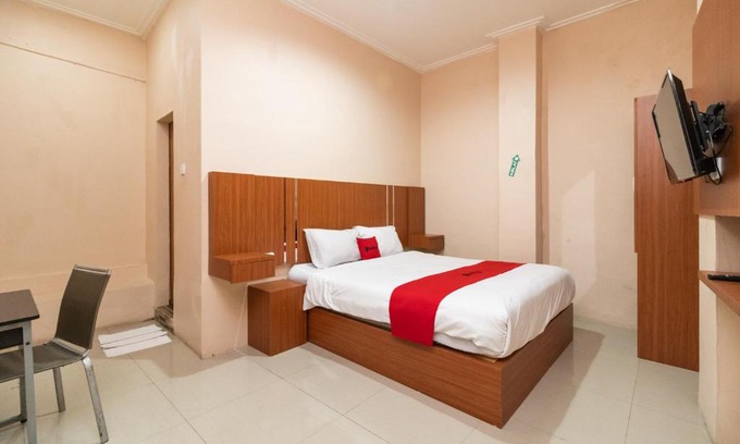 Padang Hotel | RedDoorz Syariah near RS Mata Padang