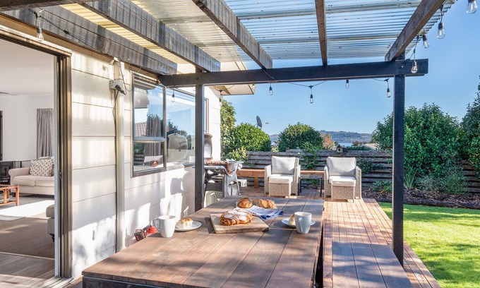 Two Mile Bay House | Redecorated Bach close to the Lake + New Spa