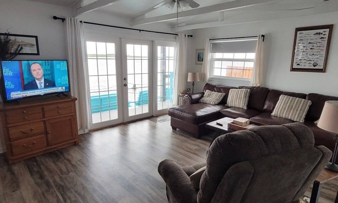 Oak Hill Cabin | Redfish Cabin - Sleeps 8 - Boat Dock & Ramp