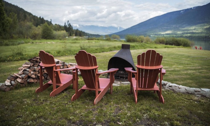 Central Kootenay Ski Chalet | Redfish Lakehouse - Lakefront & Dog Friendly - 3 bedroom/2 bath