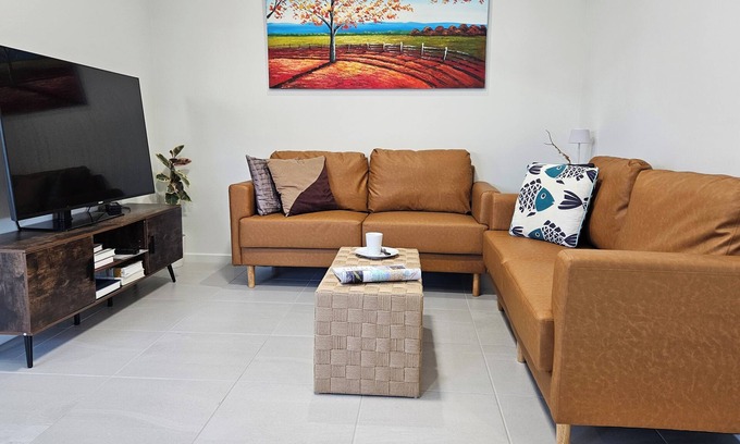 Sydney House | RedFlamesRetreat/Free WIFI & Parking/Family Friendly/Walk to Public Transport!