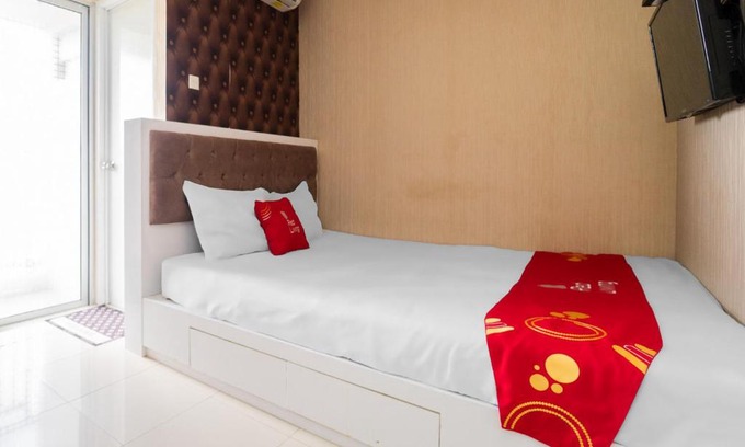 Jatinegara Apartment | RedLiving Apartemen Bassura City - Ens Room