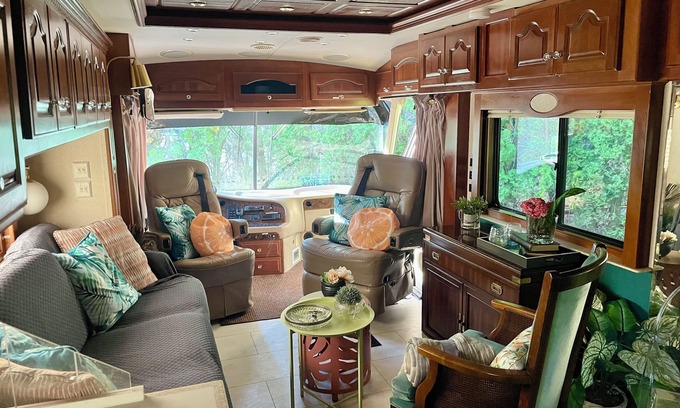 Willoughby House | Redneck Motor Palace - Hot Tub!