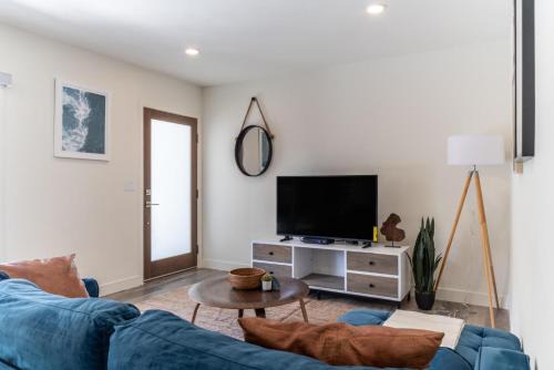 Redondo Beach Apartment | Redondo Beach 2br walk to shops restaurants LAX-1166