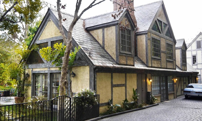 The Flats House | REDUCED SPRING SPECIAL ESTATE GUEST HOUSE, TENNIS COURT, 1.3 acre park grounds