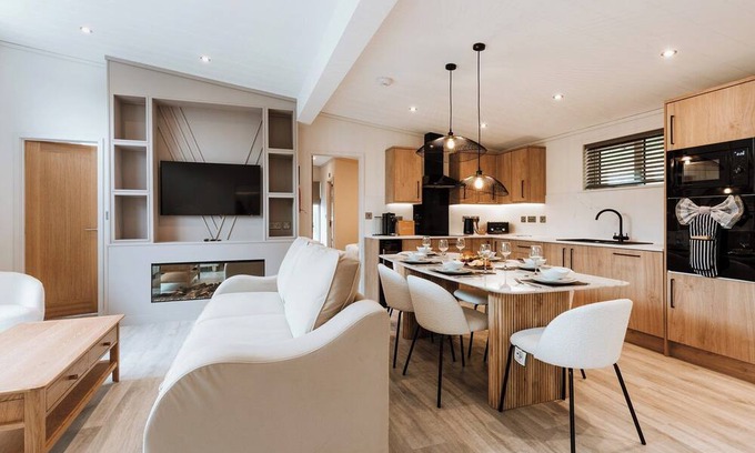 Bridgnorth Ski Chalet | Redwood Lodge VIP Hot Tub