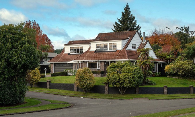 Lynmore House | REDWOODS LUXURY COMFORT (LONGER STAYS CONSIDERED AT DISCOUNTED RATES)