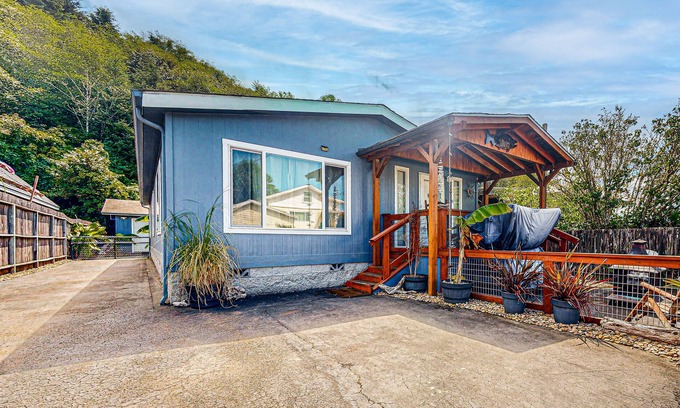 Winchester Bay House | Reedsport Coastal Retreat: Adventure Awaits You Near the Ocean