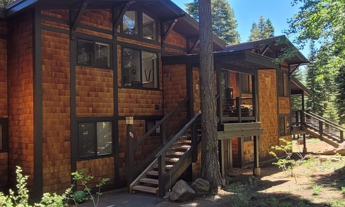 Tahoe City Condo | Refinded Stay Rocky Ridge #95