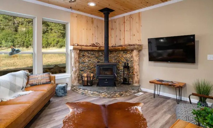 Garden Valley Cabin | Refined Living Surrounded by Beautiful Scenery and Amazing Wildlife