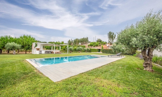 Ponte de Sor Apartment | Refreshing poolside escape in Ponte de Sor