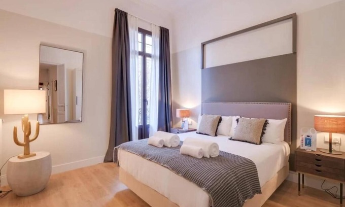 Sant Antoni Apartment | REFURBISHED APARTMENTS! 5 bedrooms + 2 bathrooms each one!
