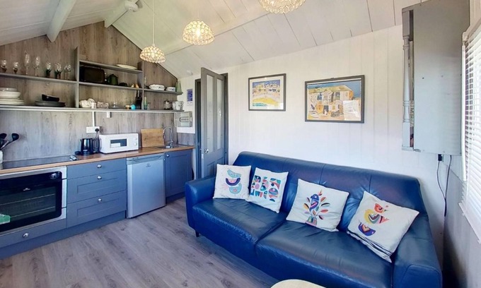 Hayle Apartment | Refurbished to a high standard throughout, with an en-suite shower room and underfloor heating