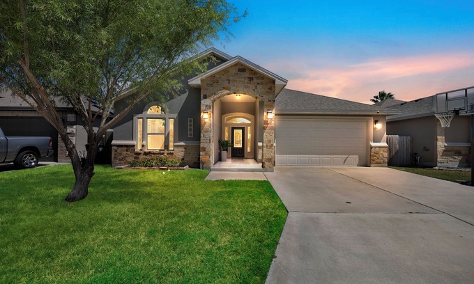 Flour Bluff House | Regal Island Retreat
