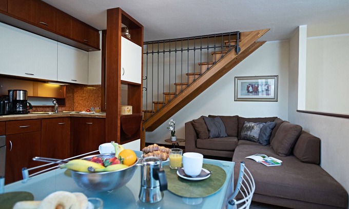 Bardolino Apartment | Regarda - "Il Borgo 48" with 3 bedrooms, 2 bathrooms, garage in Bardolino city center